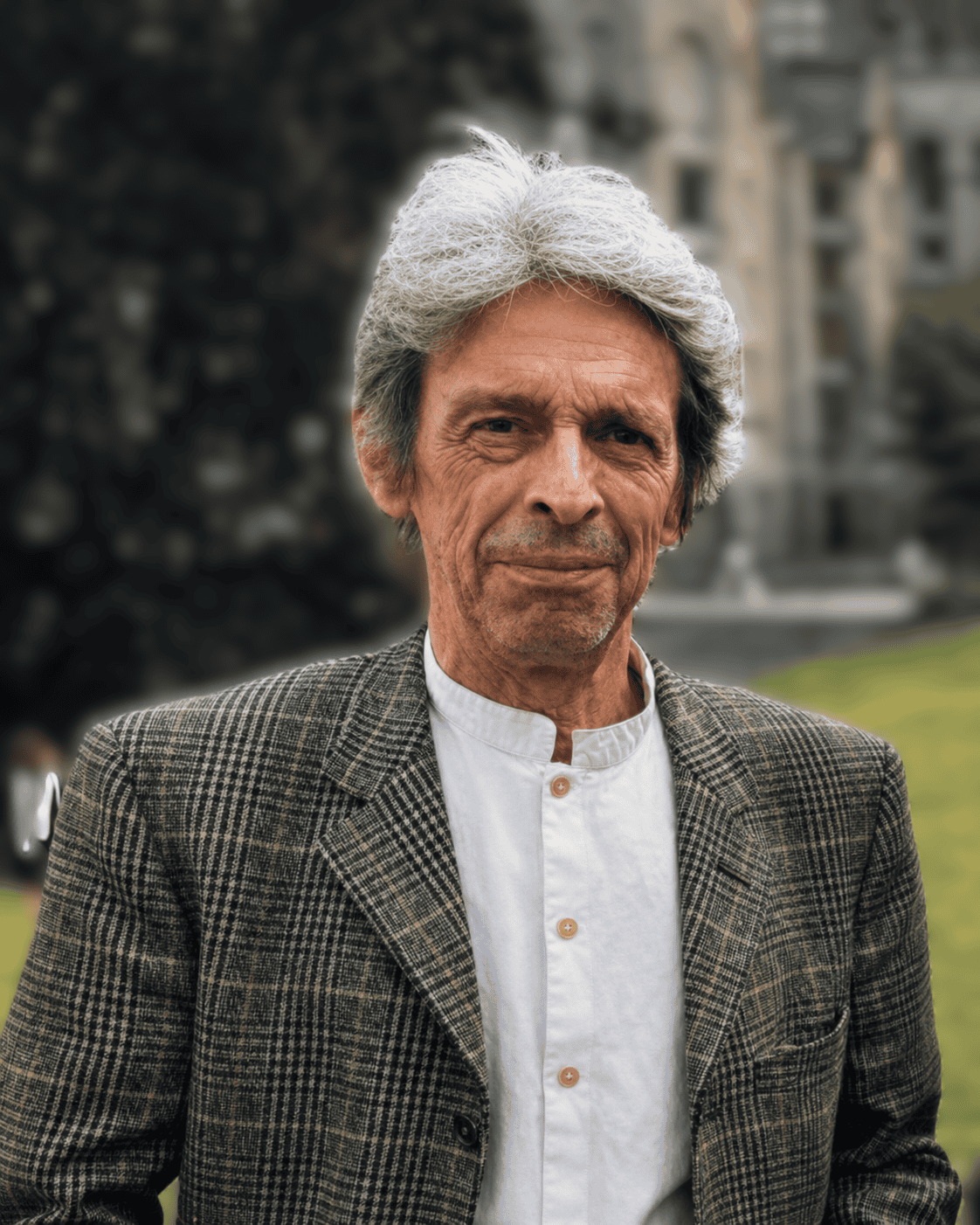 Homme âgé en costume à l'extérieur, portrait sérieux.